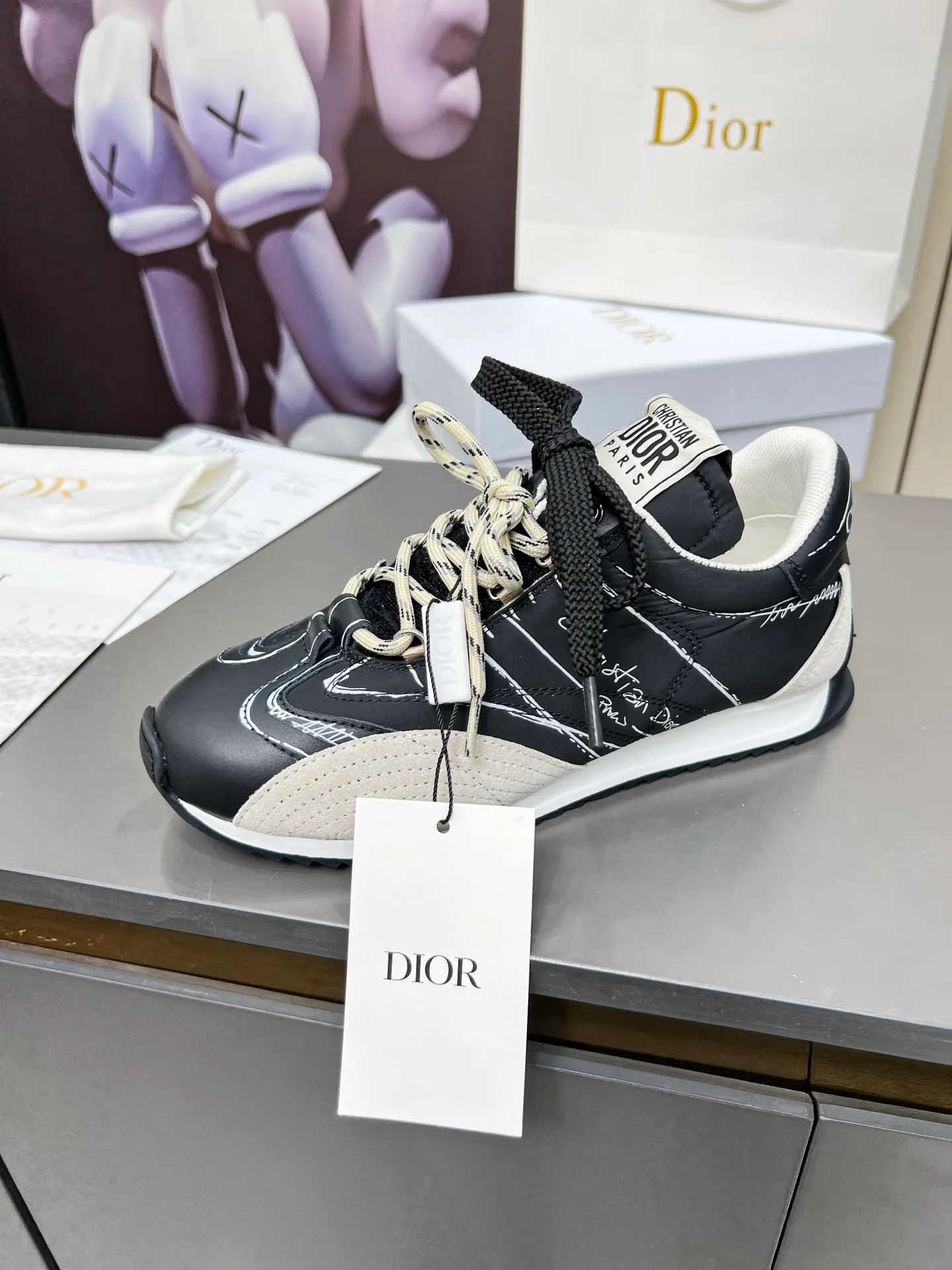 Black men's shoes 💰540 This D-Sketch sneaker is a new product of the 2025 spring and summer ready-to-wear series❤️‍🔥❤️‍🔥❤️‍🔥❤️‍🔥, highlighting the classic retro aesthetics. Crafted from gold-toned crinkled sheepskin and gold-toned laminated calfskin 🌹🌹🌹, it features beige suede calfskin panels and double laces. The side is decorated with a handwritten Christian Dior Men's Shoes 💰aris logo🎆🎆🎆, while the heel and tongue are embellished with Christian Dior Men's Shoes 💰aris logo panels and plaques. Paired with two-color thin rubber soles, they look more refined. Size: 35~41 (men’s model is currently available). Color: black, white, gold, silver.